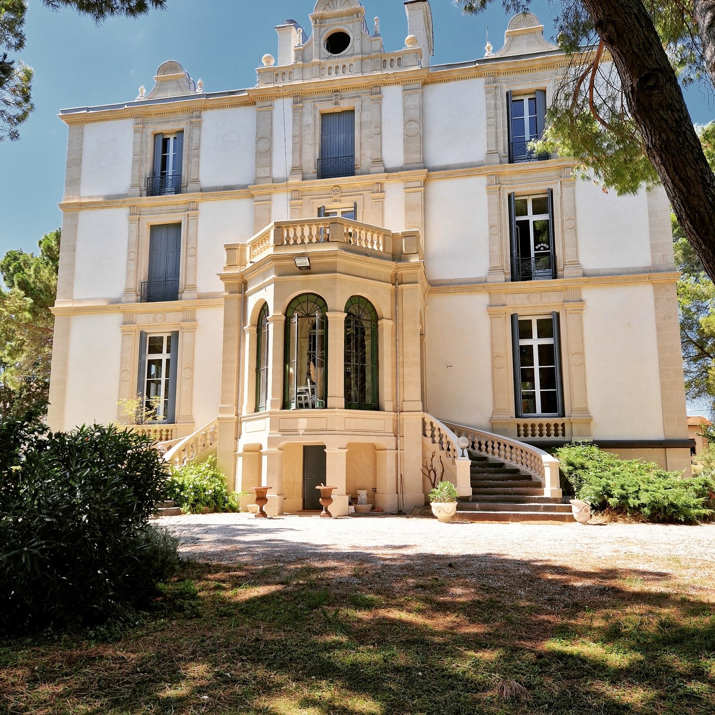 GÎTES LES PALMIERS-CHÂTEAU DE BAYSSAN